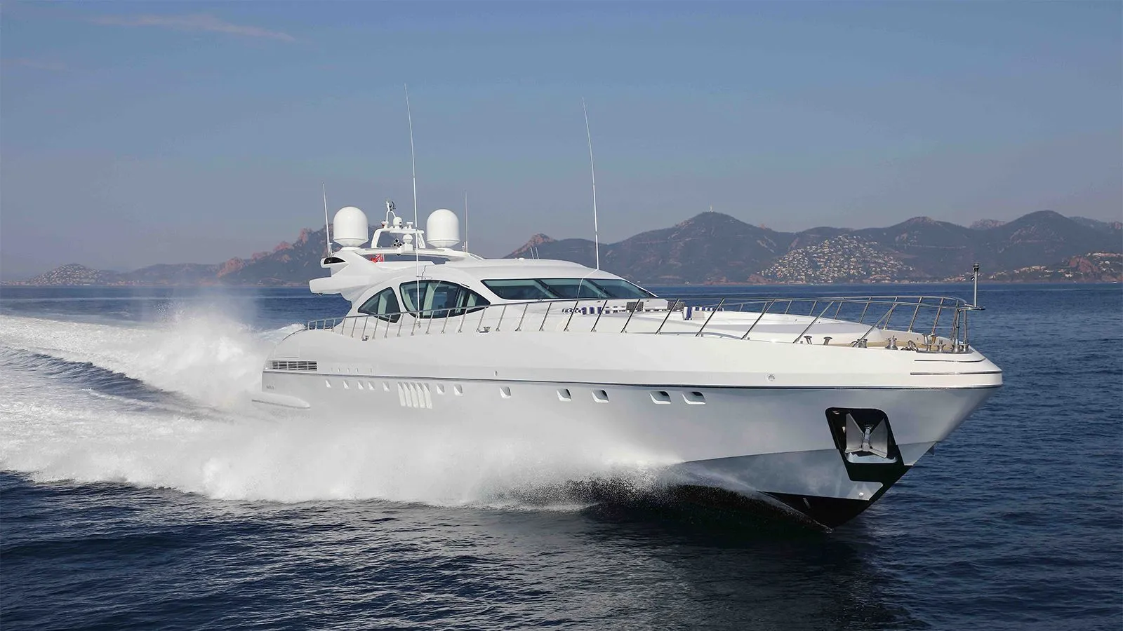 Crushing - 130' MANGUSTA VENI VIDI VICI - Torrens Luxury Collection