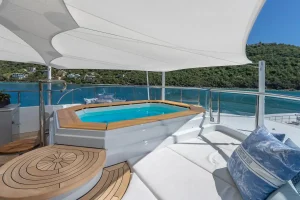 Sun deck jacuzzi - Scott Free -  Yacht for Sale - Torrens Luxury Collection